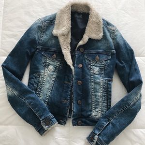 Women’s Zara jean jacket with sherpa collar.